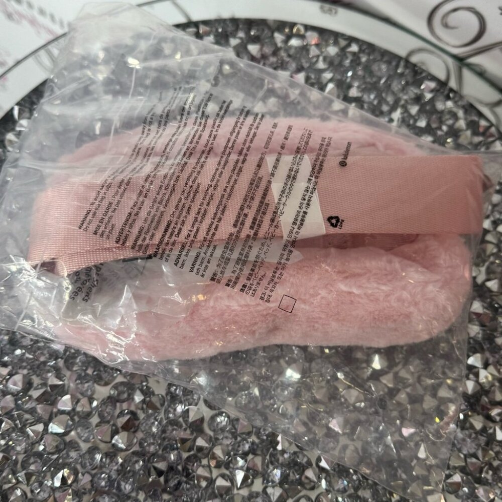 Lululemon Everywhere Belt Bag Plush Fleece strawberry milkshake furry fuzzy - Picture 5 of 10